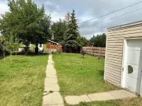 The Spruce House on Rock Creek- Hot Tub, 2 Kings, 2 Queens/ 2 bath, Fenced Yard
