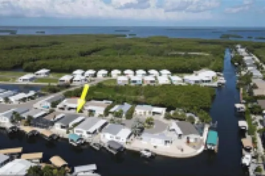 Saint James hidden gem. 3/2 canal front home with 3 kayaks.