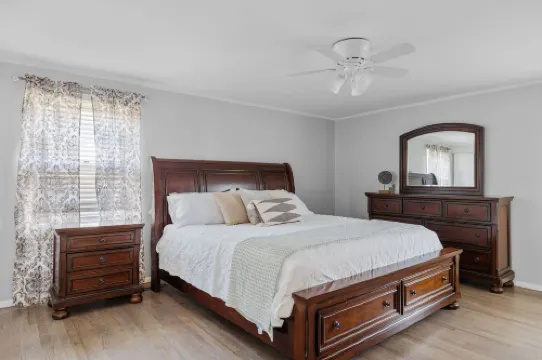 Hot Tub and Outdoor Entertainment - Spacious Chic Retreat