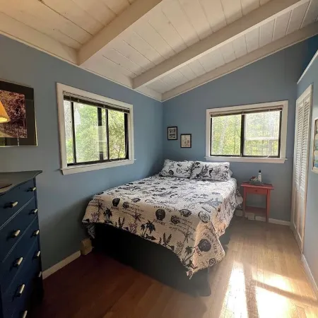 Spacious 4-bedroom Lakefront cottage in picturesque Bourne Отели в г. Борн