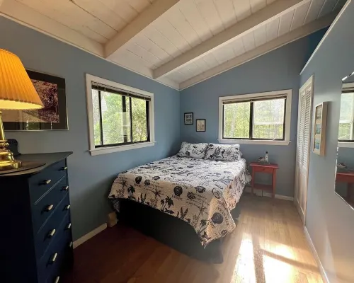 Spacious 4-bedroom Lakefront cottage in picturesque Bourne Hotels in Bourne