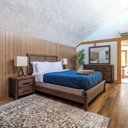 Modern Rustic Lodge! 2 min. walk to Ski Slopes, 6TVs, Linens, WiFi, A/C, Firepit