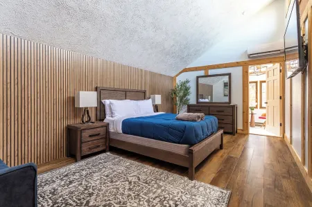 Modern Rustic Lodge! 2 min. walk to Ski Slopes, 6TVs, Linens, WiFi, A/C, Firepit