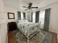 Cozy and charming 2-bedroom house in Norman with EV charger. Close to downtown. Hotels in Norman