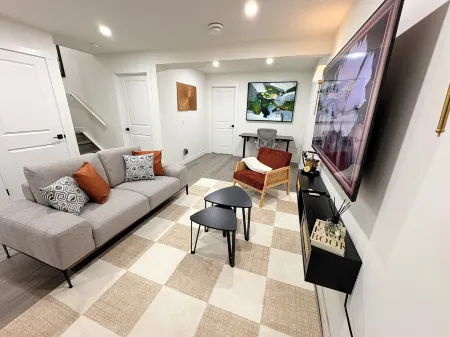 Coziest & Modern Basement Retreat East of Calgary Отели в г. Честермир