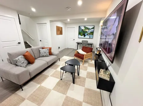 Coziest & Modern Basement Retreat East of Calgary 切斯特梅爾酒店