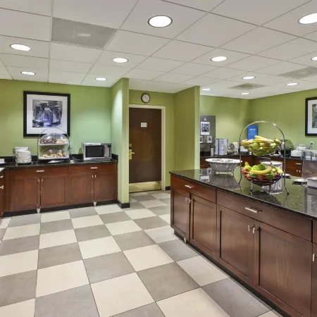 Hampton Inn & Suites Providence/Warwick-Airport