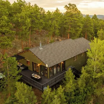 Bailey Treetop Retreat: Spacious, Hot Tub, Pool Table, Yoga, Family, Views