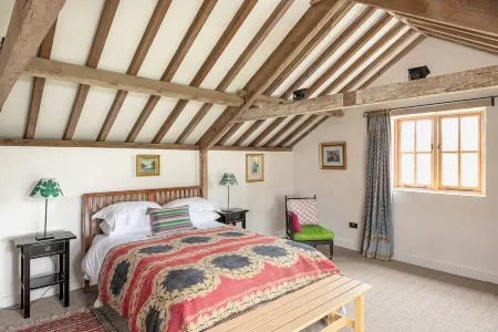 Spacious and beautifully converted 18th century stone barn.  Pet-friendly! Отели в г. Фроум