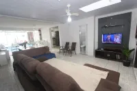 I rent a beach house with a swimming pool, air conditioning, pool table and sauna. Hotels in Matinhos