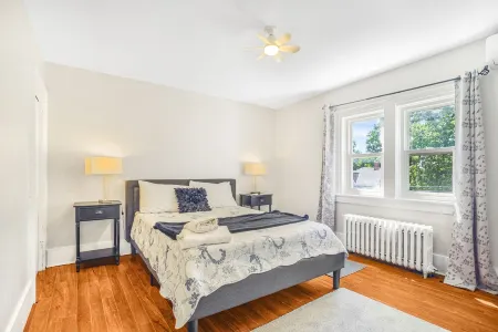 Your home away from home in Thorold, ON - Niagara Falls Отели в г. Торолд