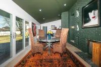 Beautiful Mid-Century 5-bedroom ranch with AC, WiFi in pleasant Clinton Township Hotels in Clinton Township