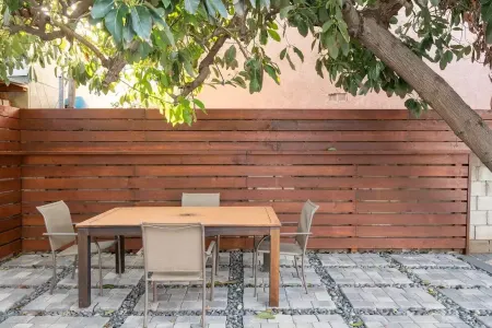 Airy Arty Studio with Amenities Отели в г. Гардина