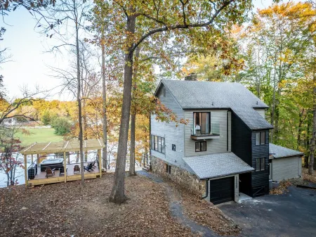 Modern Lakeside Mountain Retreat With Cabin Charm