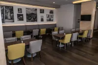 Hampton Inn & Suites by Hilton Puebla - พร้อมอาหารเช้า