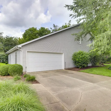 Modern and Spacious Home - 6 Mi to Dtwn South Bend