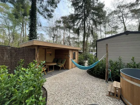 Forest Finest, luxury chalet with HOT TUB beautiful canopy and beautiful garden