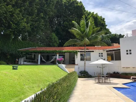 Stunnishing House in Cuernavaca with 20 people accommodation.