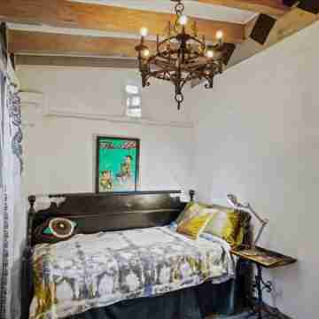 Charming 2-bedroom chateau with WiFi, fitness room in Topanga Rooms
