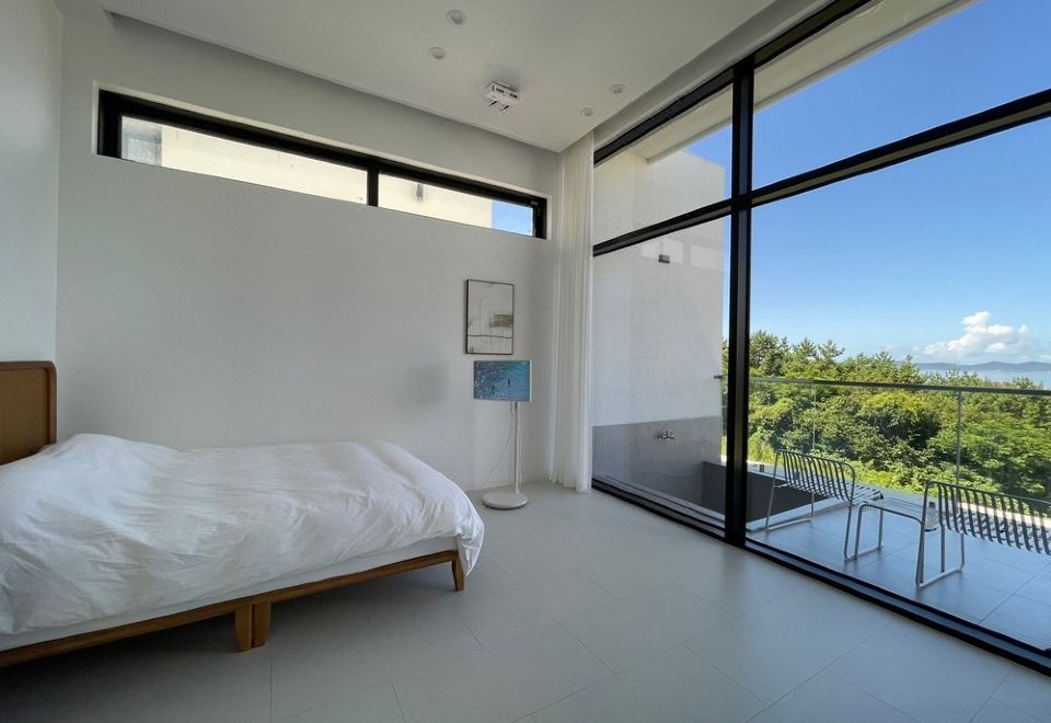 [공간속의집 자쿠지가 보이는 객실 내부 이미지]