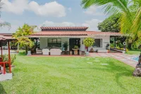 Casa Campestre Acogedora con Piscina y Vivero en el Eje Cafetero Hotels in El Eden