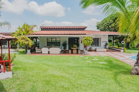 Casa Campestre Acogedora con Piscina y Vivero en el Eje Cafetero