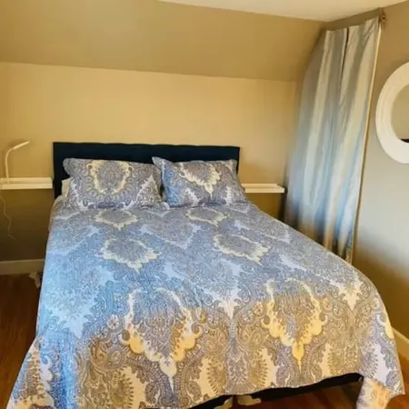 Charming private home. Walk to beach, restaurants, entrance to the Cliff Walk!
