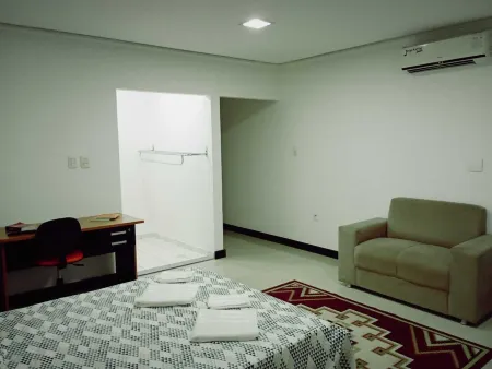 Accommodation close to the center, comfortable and safe, VIP Suite with living room. Отели рядом с достопримечательностью «Feiraguay Shopping Popular»