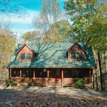 Hidden Honey Hole Cabin: 4 BEDROOM, POOLS, TENNIS/PICKLEBALL, HIKING, LAKE AREA