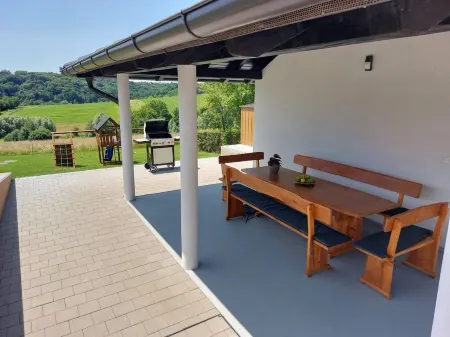Haus Villa mit 5 und Pool Отели в г. Gornji Koncovcak