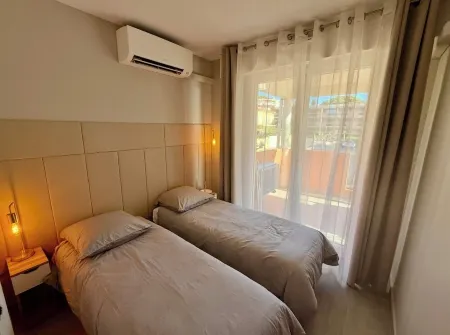 Apartment with breathtaking sea views. Almost a foot in the water