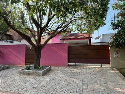 Pink Ipê Holiday Home فنادق في 