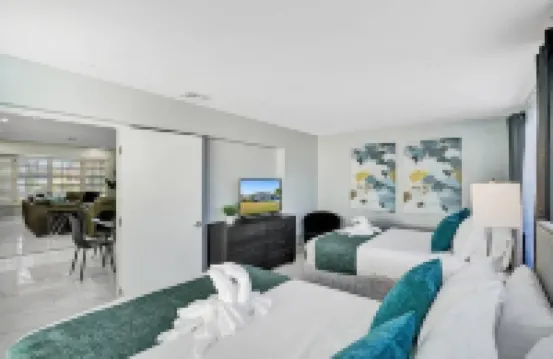 Stunning 4BR Hted Pool &Jacuzzi Close 2 the Beach