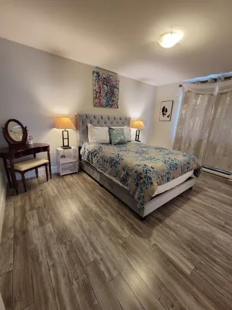 Homey Place in Sechelt , close to town and beaches Отели в г. Саншайн Кост