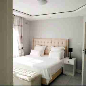 Luxurious modern home w/solar - 5 minutes from Westgate mall. Rooms