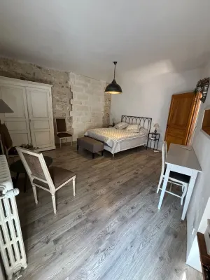 Luxurious Provencal apartment, charming terrace & calm. Village center Eyragues