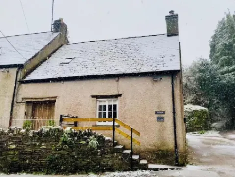 Cosy, comfy & tranquil farm cottage with log fire & country walks from the door