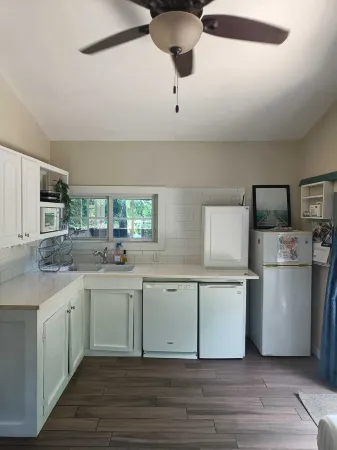 Zen Eden 1-bedroom in Savannah with WiFi, AC, close to beach and shopping Отели в г. Savannah