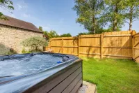 Leck Beck Loft one bed luxury apartment, private garden, dining area & Hot Tub.