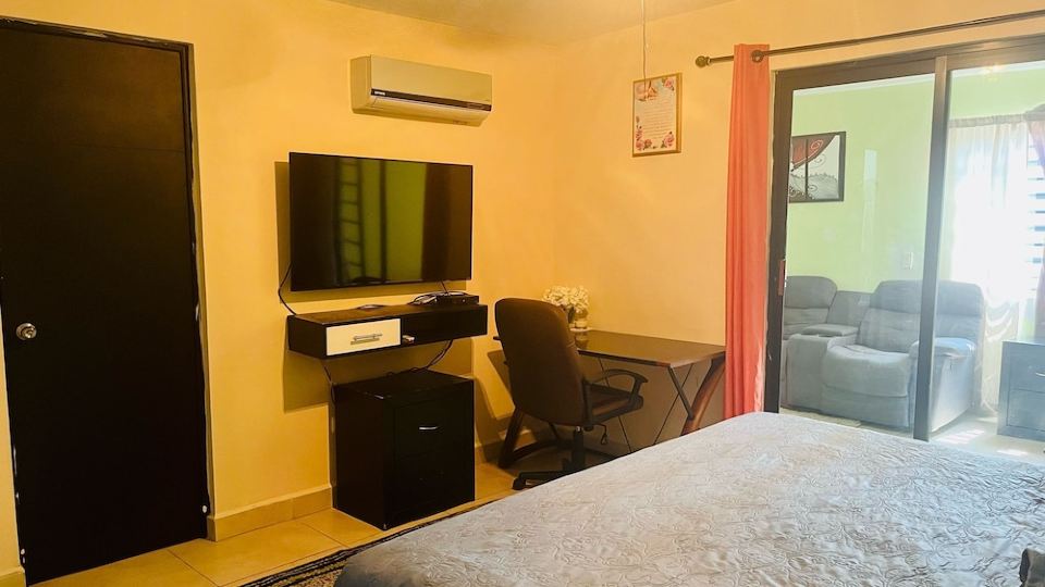 3-bedroom condo in phenomenal Ciudad Apodaca with AC, WiFi, 20 min from the air