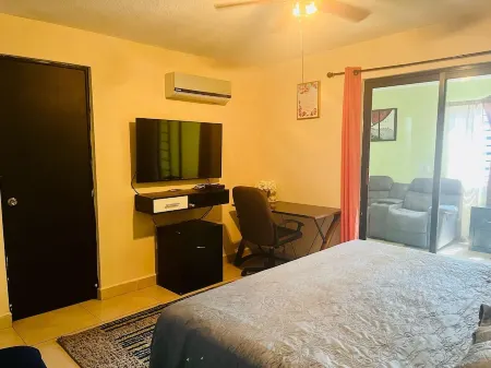 3-bedroom condo in phenomenal Ciudad Apodaca with AC, WiFi, 20 min from the air