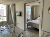 Fantastic location, subway, commerce, mall, parking, A/C, king bed