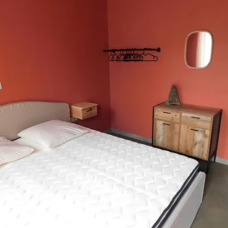 Studio near station and shops, for single person or couple