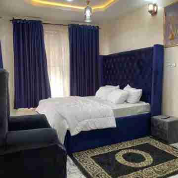 SUNFIT APARTMENTS!Cozy & Spacious 3-Bedroom Apartment in a serene environment. Rooms