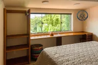 2 bedroom private vacation home in Abraão Lopes Mendes海灘附近的飯店