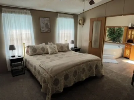 3-bedroom mobile home 2 miles from Kaw Lake in beautiful Burbank with AC, WiFi