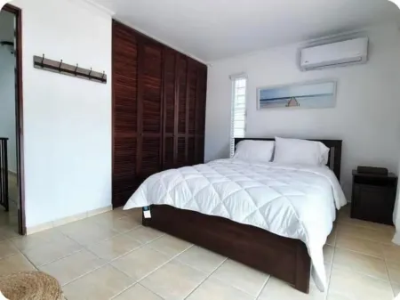 Ocean view villa walking distance to restaurants, public beach and more