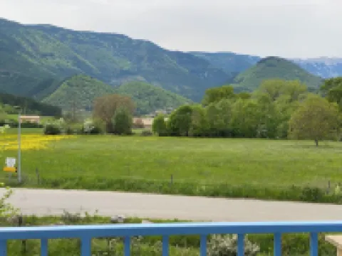 Logement 2 Chambres, Entièrement Rénové, Dans Résidence Avec Piscine