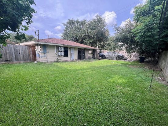 Charming 1-Bedroom Guest House Near NRG with a Level 2 Fast EV Charger