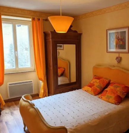 Charming Cilla overlooking Medieval Plaza Отели в г. Монпазье